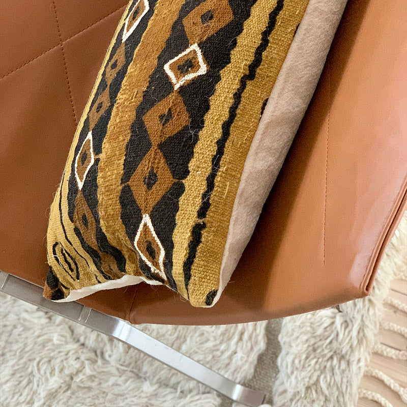 Inred hemma med vacker kudde från CasaJ Living. Mudcloth kuddfodral