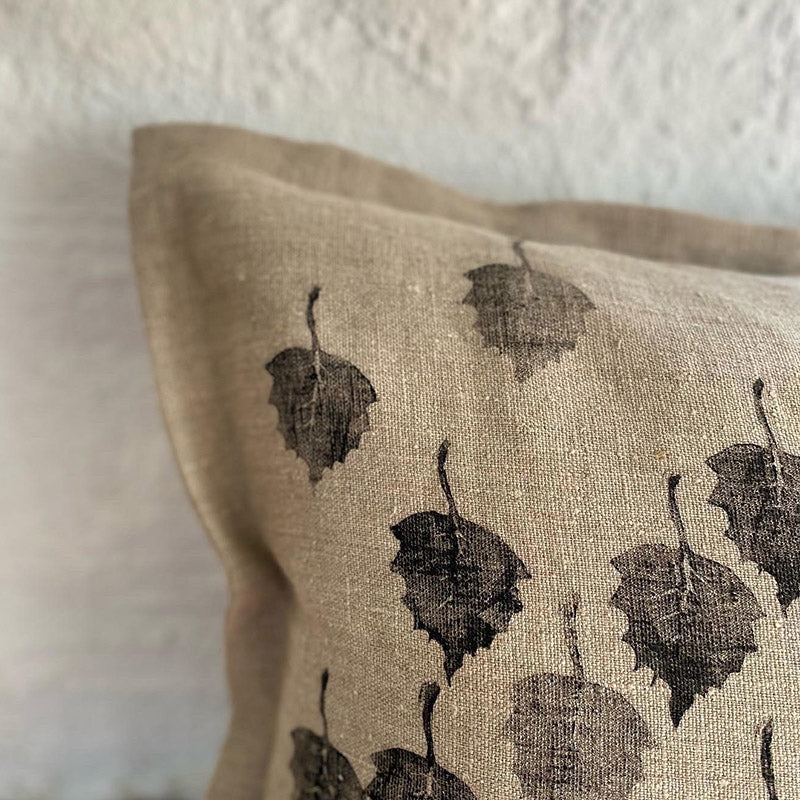 Handtryckt kuddfodral i lin. Linnekudde med handtryckt motiv med inspiration från Österlen.