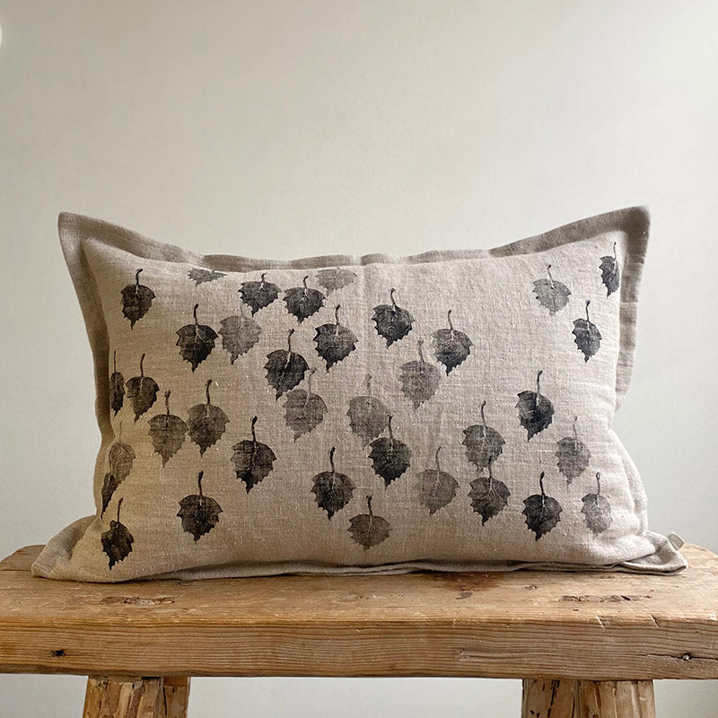 Handtryckt kuddfodral i lin. Linnekudde med handtryckt motiv med inspiration från Österlen.